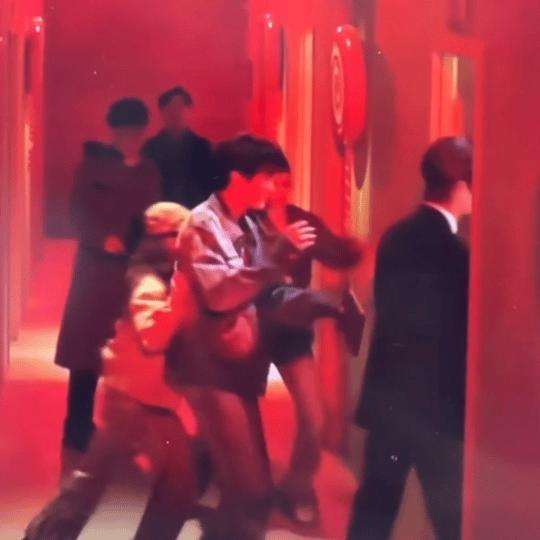迪丽热巴被吓到跳起来 可爱反应引粉丝心疼